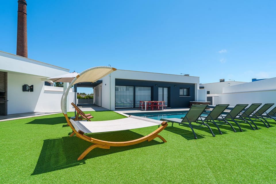 Property building, Patio, Day, Garden, Garden view, Pool view, Swimming pool, sunbed