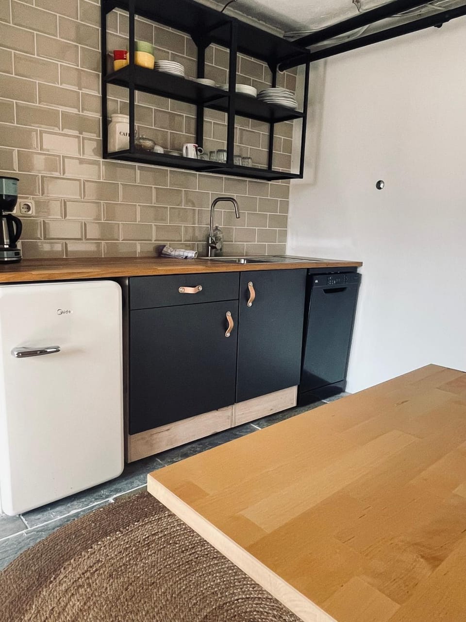 Kitchen or kitchenette, dishwasher