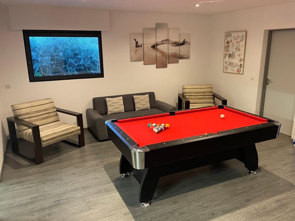 Billiard, Game Room