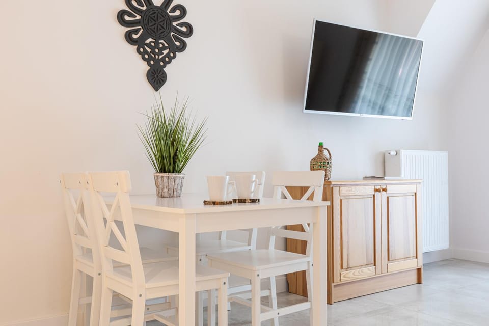 Communal lounge/ TV room, TV and multimedia, Seating area, Dining area