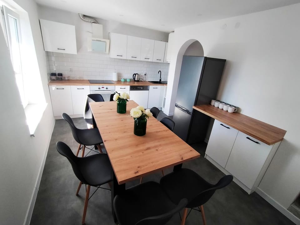 Kitchen or kitchenette, Dining area