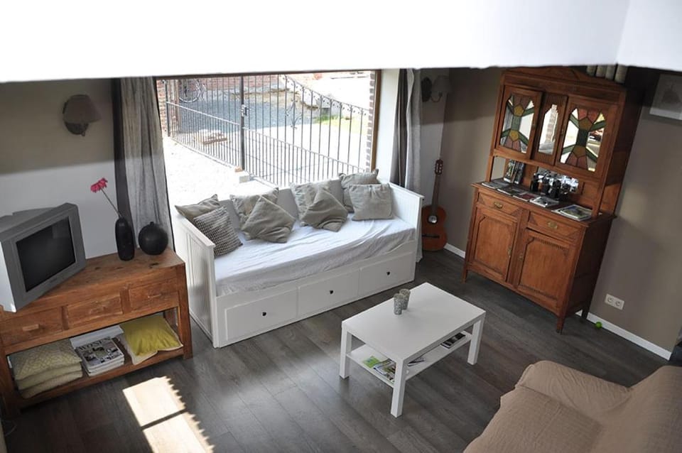 Bed, TV and multimedia, Living room, Photo of the whole room