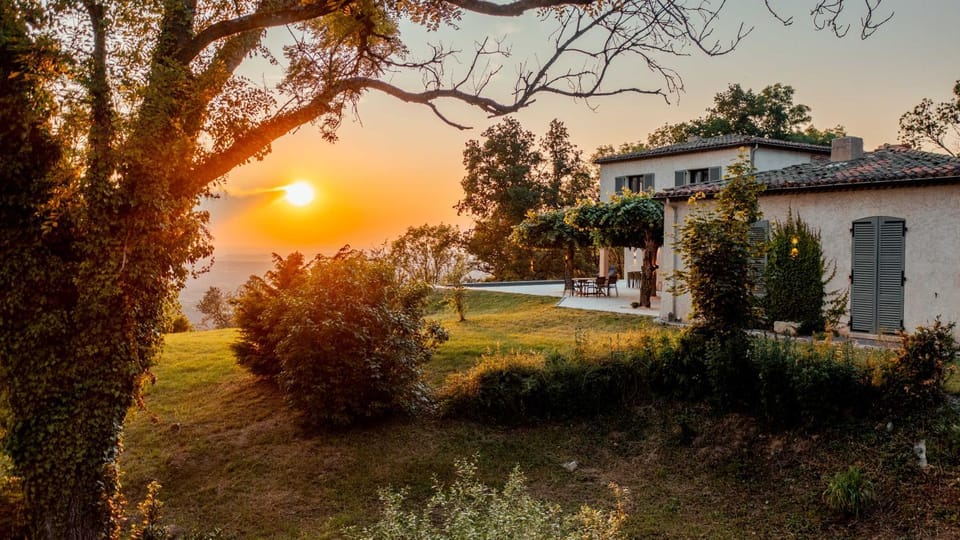Le mas du roulier, villa provençale chic, 320m2 au calme avec vue 180 sur puy de Dôme Villa in Thiers