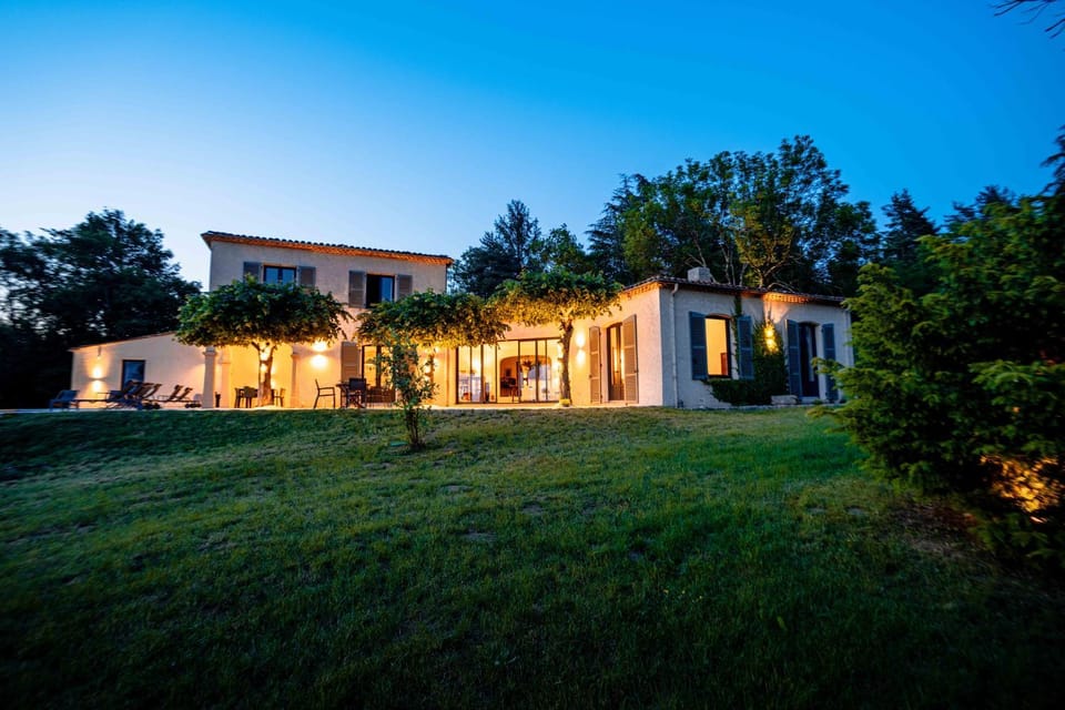Le mas du roulier, villa provençale chic, 320m2 au calme avec vue 180 sur puy de Dôme Villa in Thiers