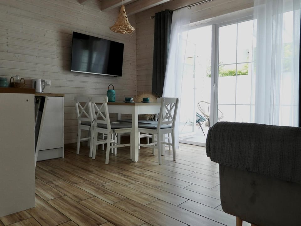 Kitchen or kitchenette, Seating area, Dining area