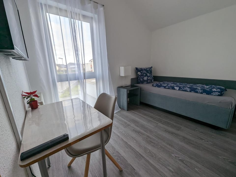 Photo of the whole room, Bedroom
