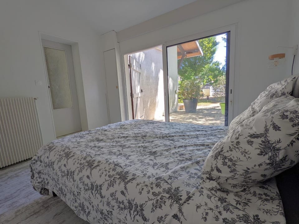 Bed, Balcony/Terrace, Photo of the whole room, Bedroom
