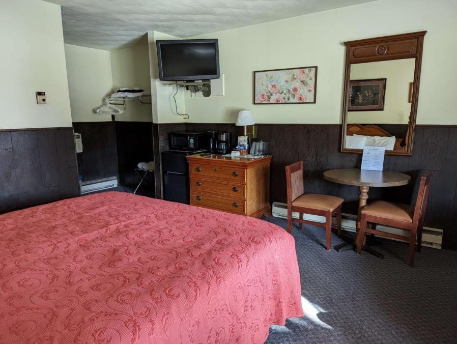 Dining area, Bedroom