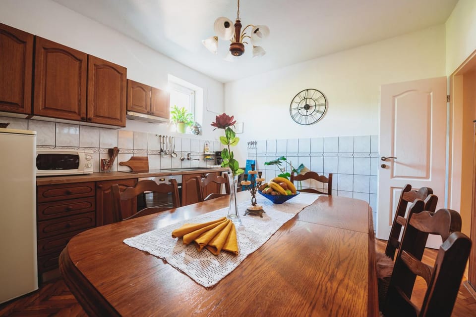 Kitchen or kitchenette, Dining area, minibar