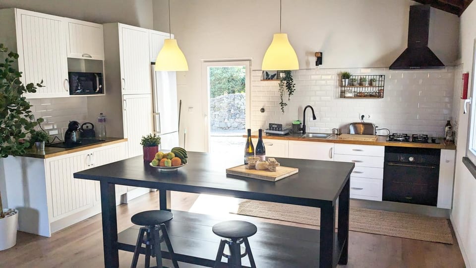 Coffee/tea facilities, Dining area, dishwasher, microwave, oven, stove, kitchen