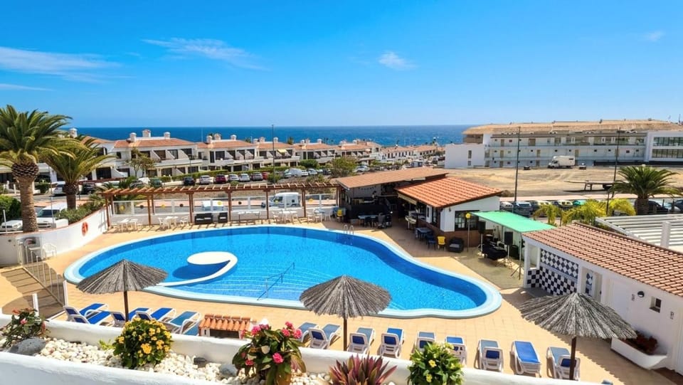 Soleggiato attico vista mare e piscina SC768 Apartment in Abona