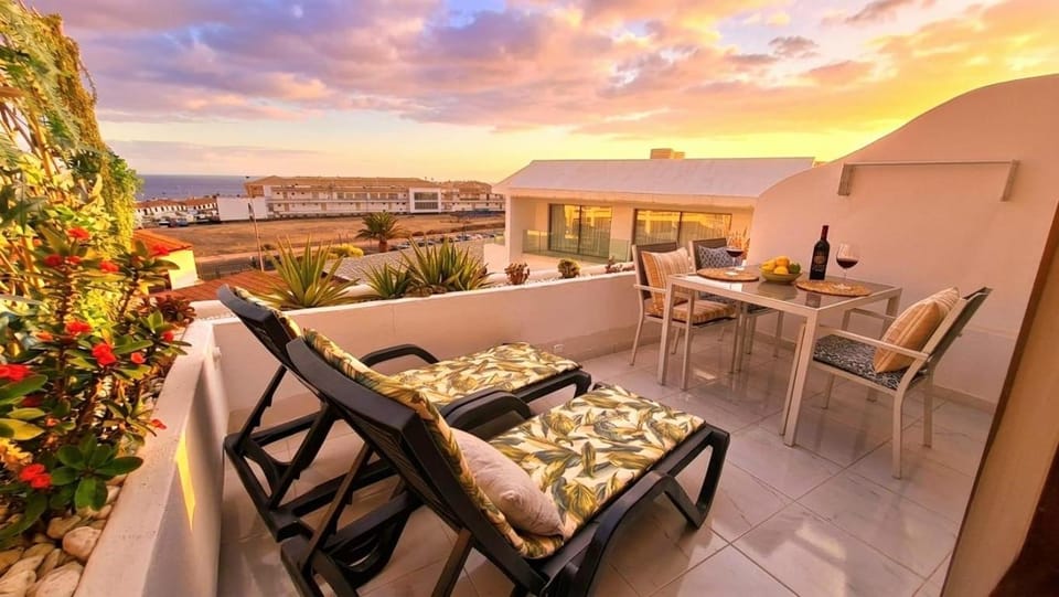 Soleggiato attico vista mare e piscina SC768 Apartment in Abona