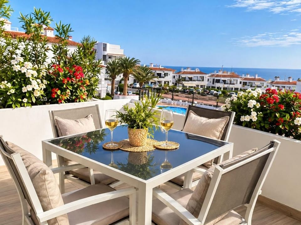 Soleggiato attico vista mare e piscina SC768 Apartment in Abona