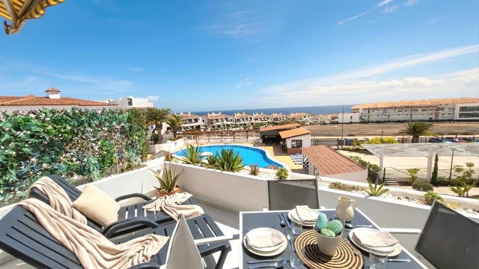 Soleggiato attico vista mare e piscina SC768 Apartment in Abona
