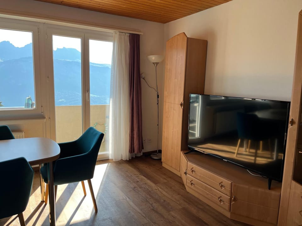 TV and multimedia, Living room, Seating area, Mountain view