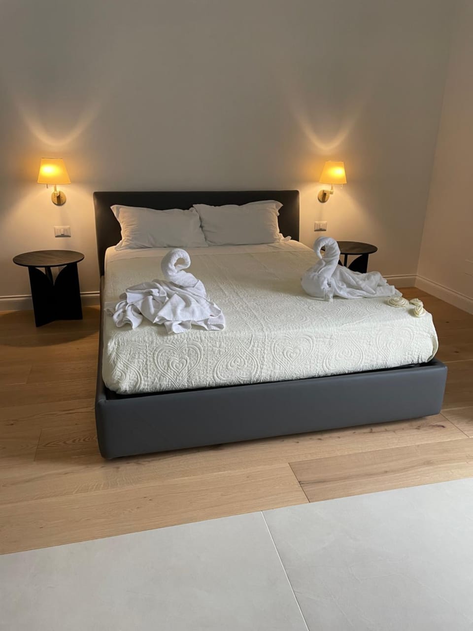 Bed, Bedroom, towels