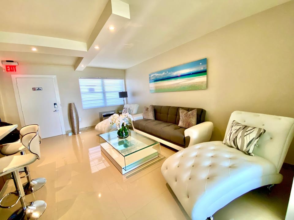 Premium Modern waterfront apartment with Miami Skyline view on the bay 5 mins drive to Miami Beach with free parking Apartment in North Bay Village