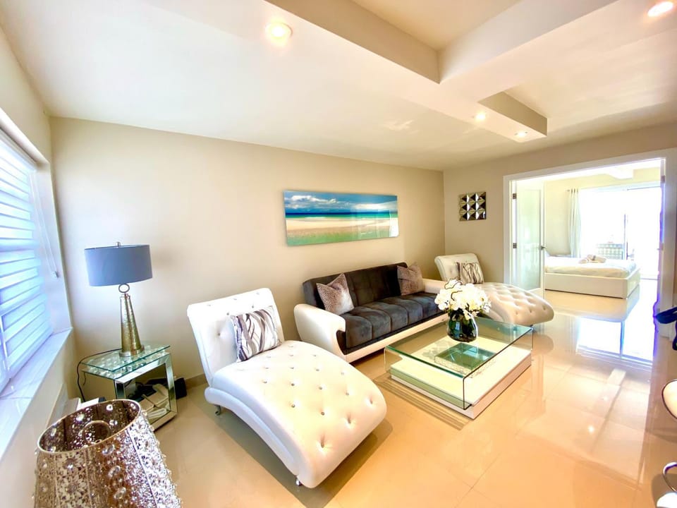 Premium Modern waterfront apartment with Miami Skyline view on the bay 5 mins drive to Miami Beach with free parking Apartment in North Bay Village