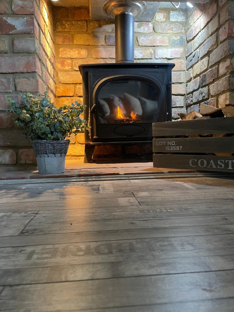 Den of Joy Humberston Fitties sleeps 6,hot tub,log burner Chalet in Humberston