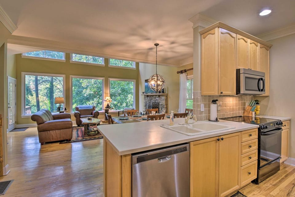 Big Canoe Retreat w/ Deck & Golf Course Views House in Georgia