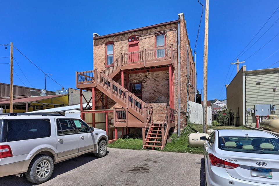 Shop, Hike & Explore! Historic Dtwn Custer Apt Apartment in Custer