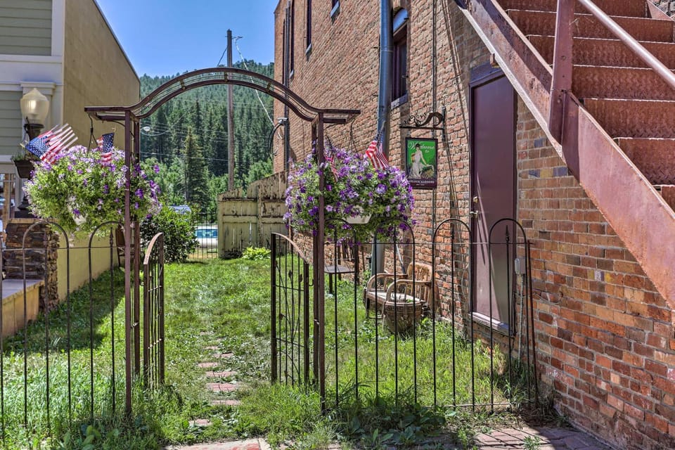 Walk to Dining, Breweries & Shops! Dtwn Custer Apt Apartment in Custer