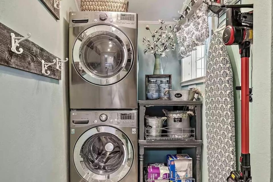 1930s Queen Anne Historic Downtown Retreat House in Medford