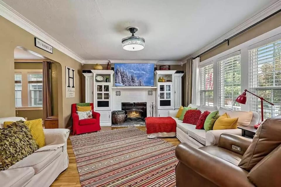 1930s Historic Charm Spa Bath Viking Kitchen House in Medford