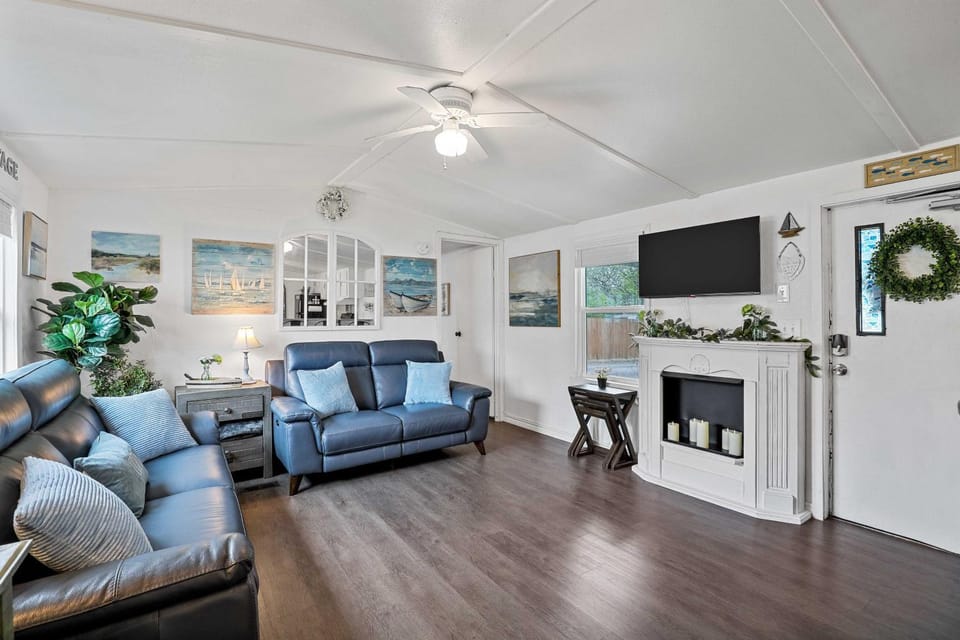 Near Water: Lake Dallas Home w/ Furnished Patio! House in Lake Dallas
