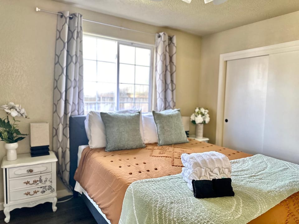 Near Downtown- Kitchen-washerdryer-parking Apartment in Medford