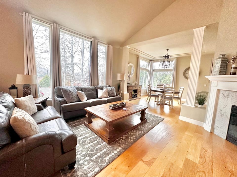 Chef's Kitchen Pool Bright, Spacious 4 Bed House in Medford