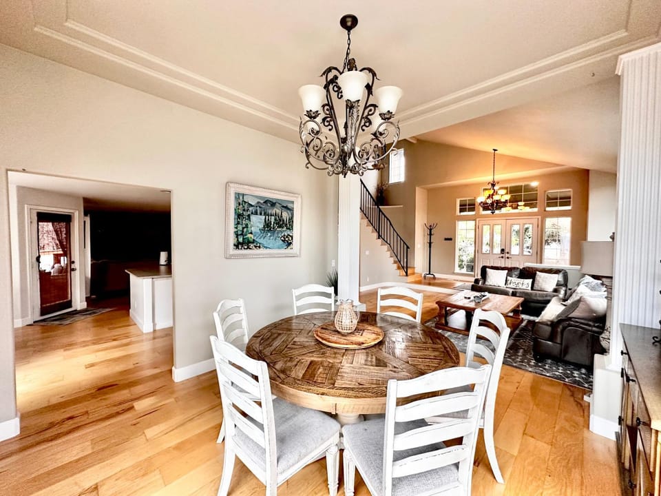 Chef's Kitchen Pool Bright, Spacious 4 Bed House in Medford