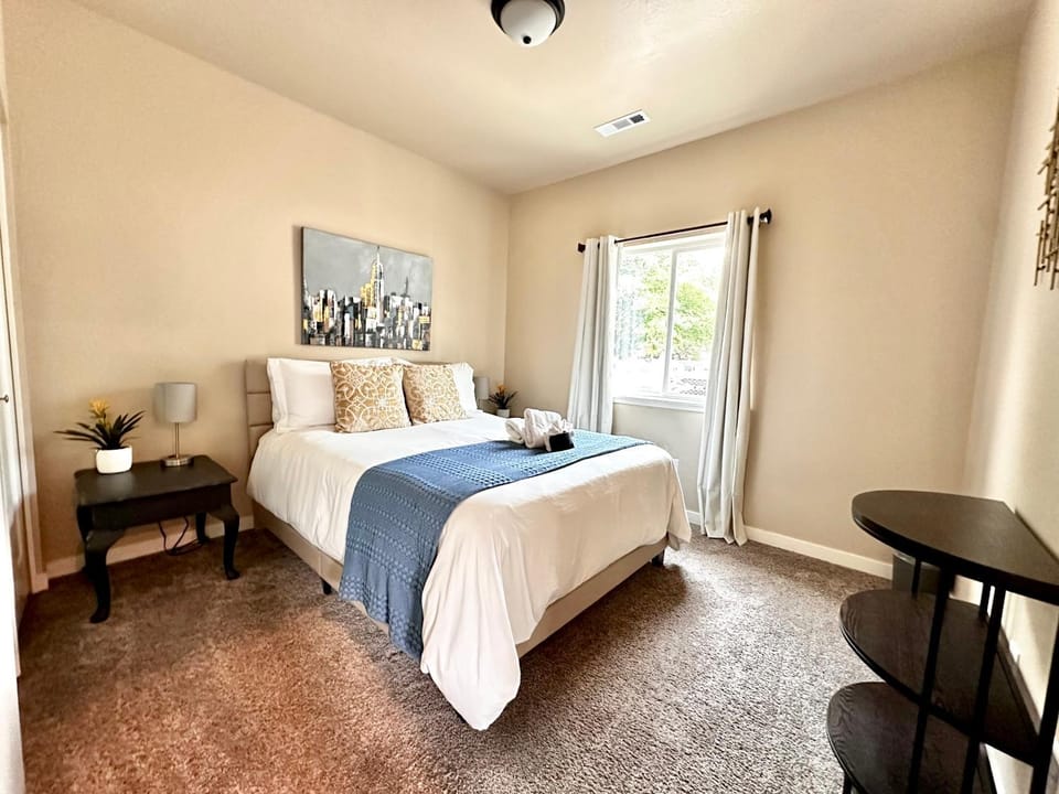 Charming 2BR Cottage Near Freeway-Cul-de-sac House in Medford