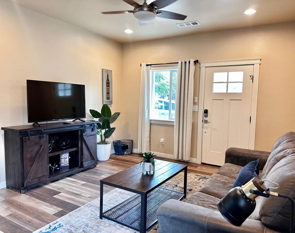 Charming 2BR Cottage Near Freeway-Cul-de-sac House in Medford