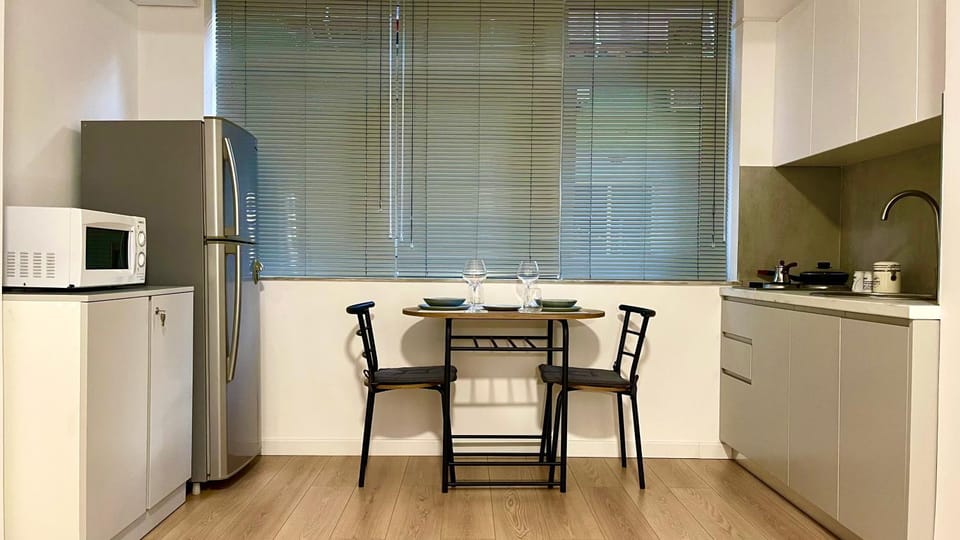 Kitchen or kitchenette, Dining area, minibar