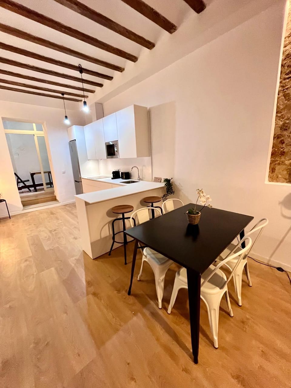 Kitchen or kitchenette, Dining area