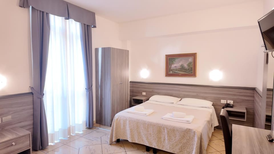 Bed, TV and multimedia, Photo of the whole room, Bedroom