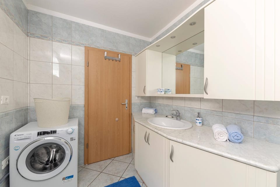 Bathroom, towels, washing machine