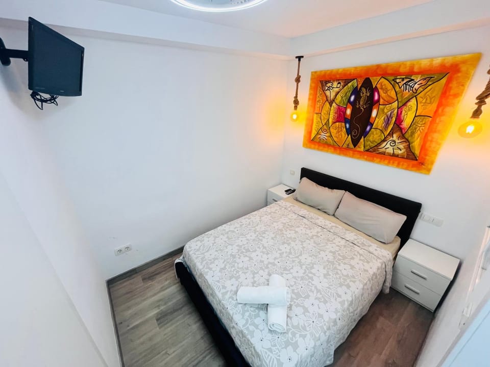 Bed, TV and multimedia, Photo of the whole room, Bedroom, towels