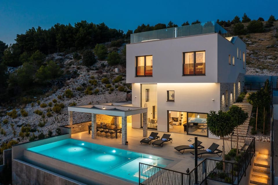Property building, Patio, Balcony/Terrace, Balcony/Terrace, Pool view, Swimming pool, Swimming pool, sunbed
