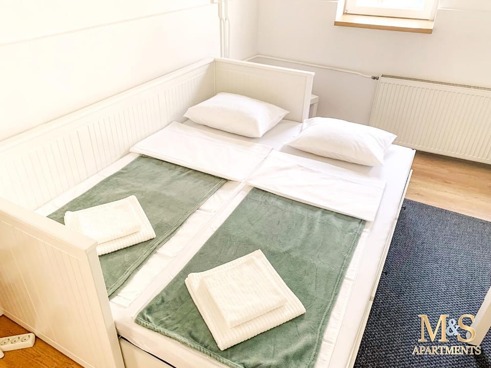 Bed, Bedroom, towels