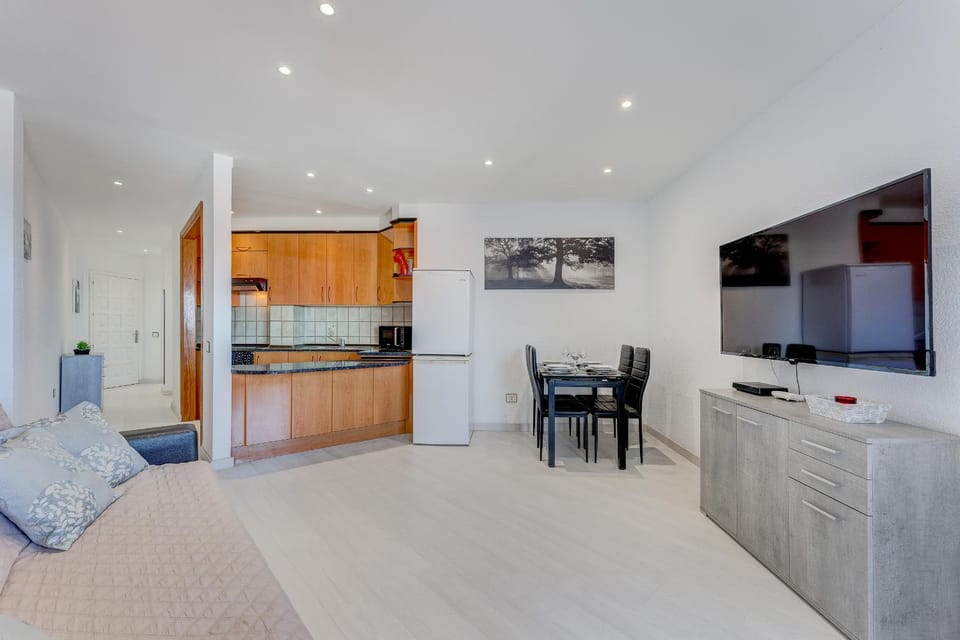 Photo of the whole room, Dining area