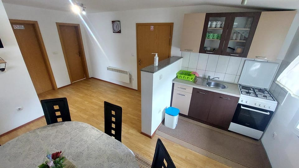 Kitchen or kitchenette, Dining area