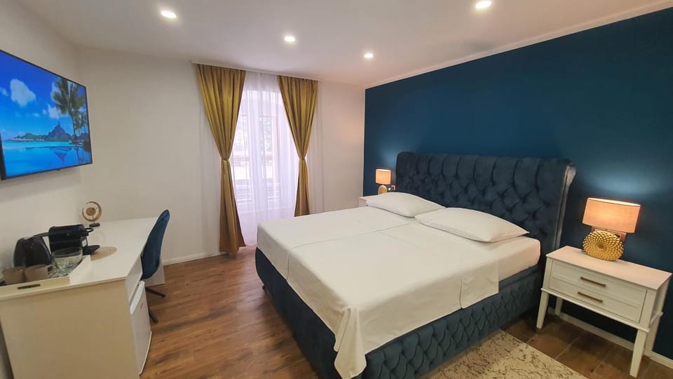 Bed, TV and multimedia, Bedroom