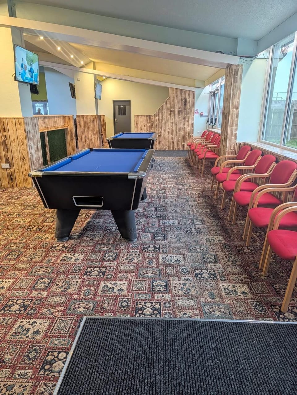 Beachcomber, Two bed Chalet on Sunbeach Holiday Park - Sleeps 4, pet friendly, FREE pool and entertainment passes included - plus WiFi - only 300m from the beach! Chalet in England