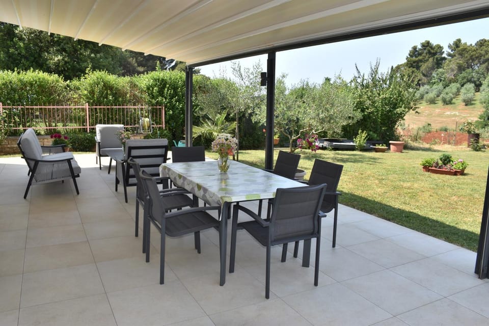 Patio, Day, Garden, Seating area, Dining area, Garden view