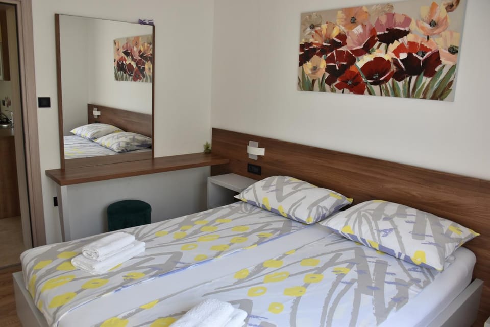 Bed, Bedroom, towels, wardrobe