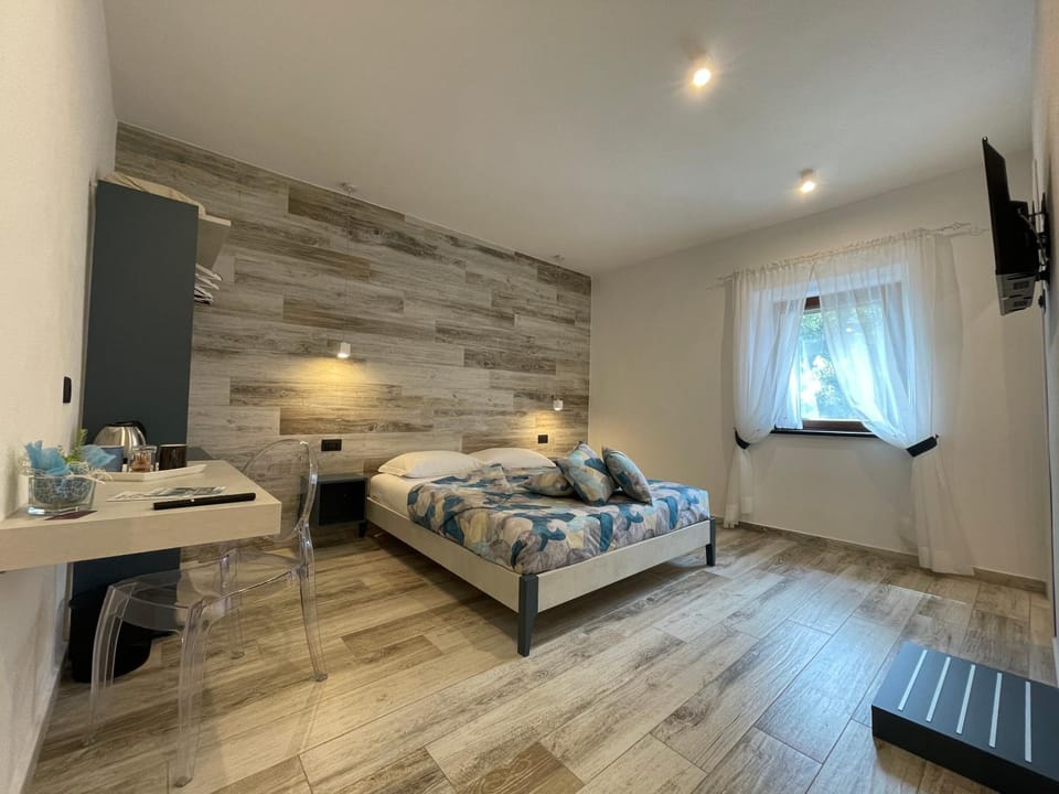 Bed, TV and multimedia, Photo of the whole room, Bedroom