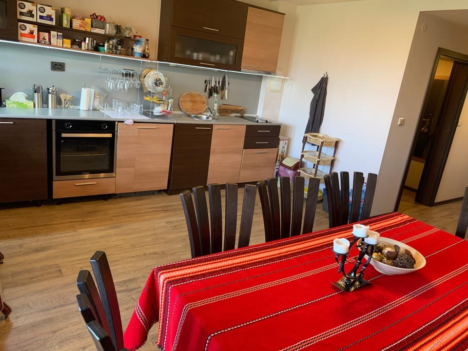 Kitchen or kitchenette, Living room, Seating area, Dining area, oven, pet friendly, stove