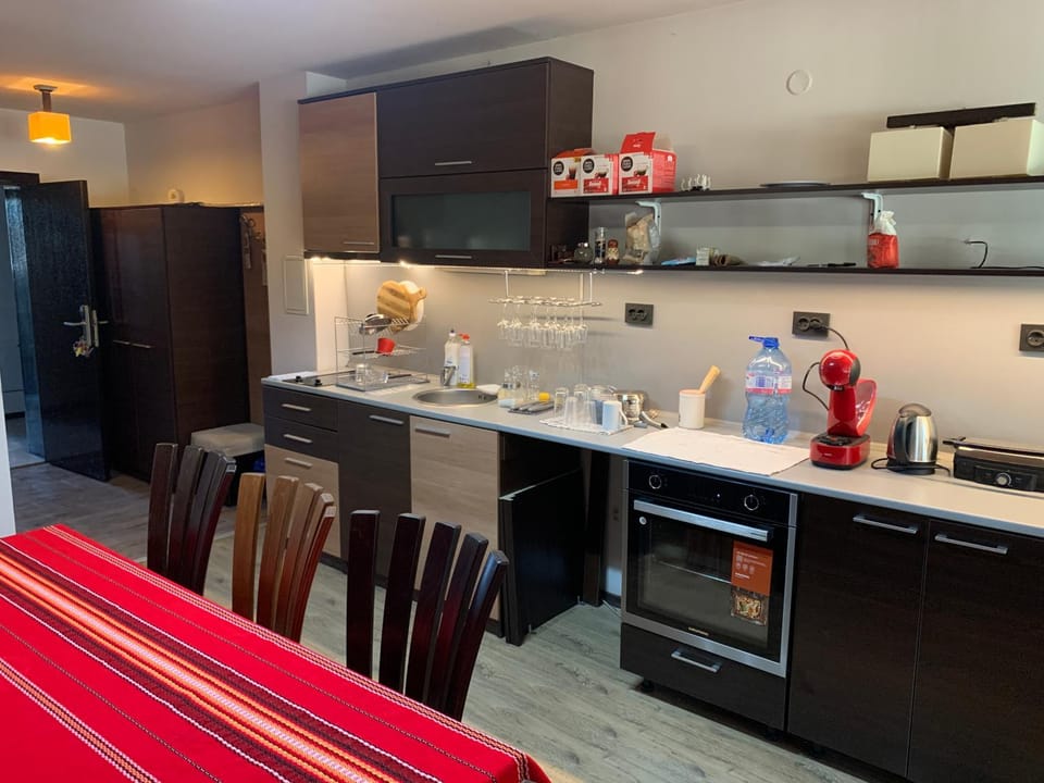 Kitchen or kitchenette, Dining area, dishwasher, pet friendly, stove